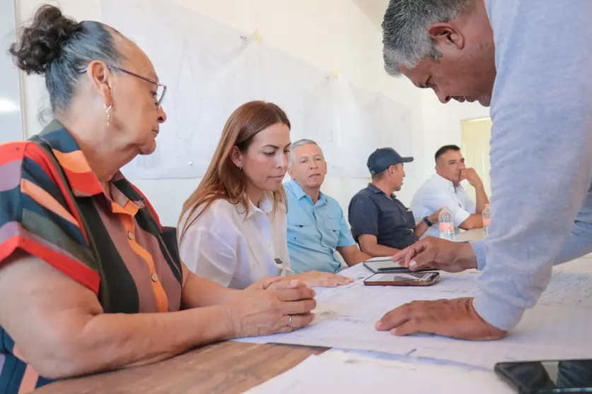 Milena Quiroga sostiene encuentro con ejidatarios de Los Planes.