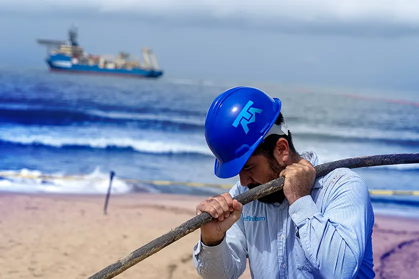 Telmex coloca cable submarino que une Sinaloa con Baja California Sur.