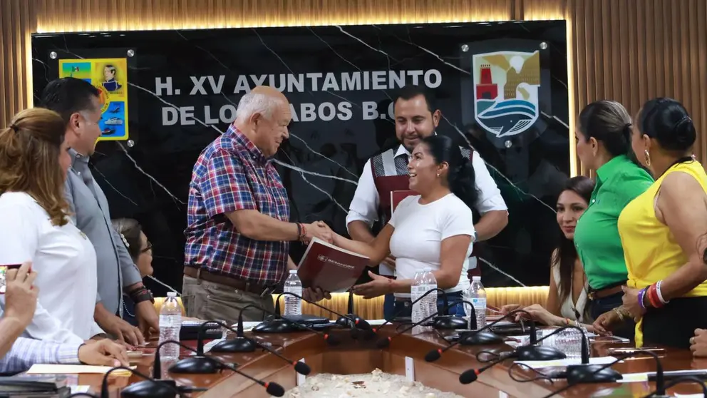 Gobierno de BCS entrega t&iacute;tulos de propiedad y pensiones humanitarias en Los Cabos