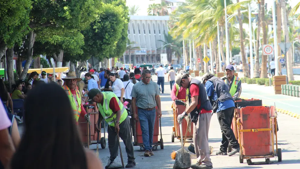 Servicios P&uacute;blicos de La Paz realiza trabajos de limpieza tras festejos patrios.