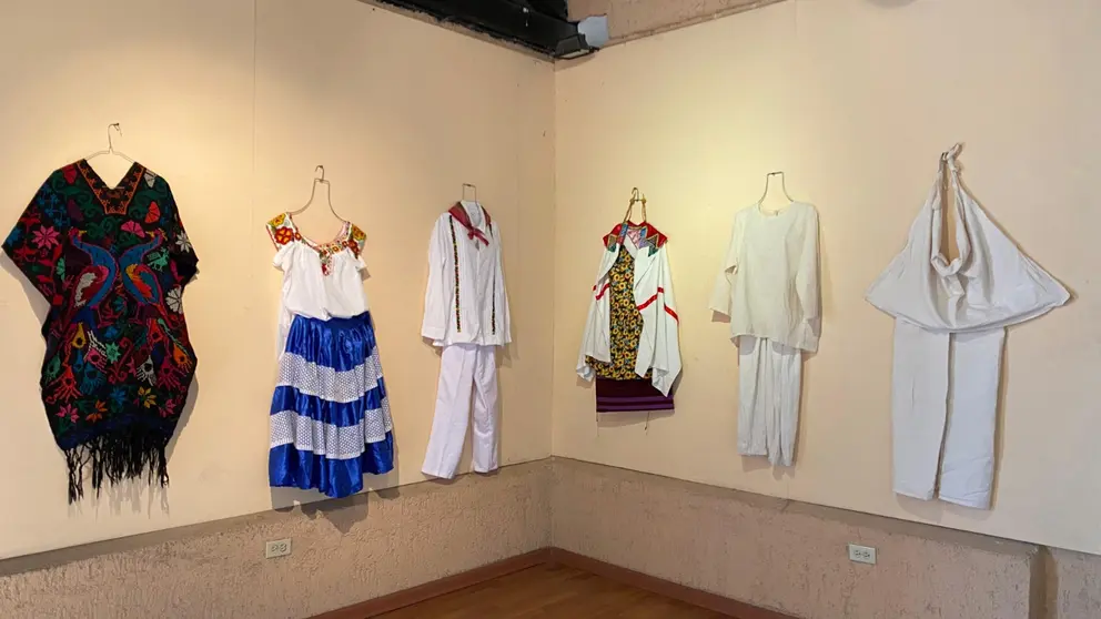 Presentan exposici&oacute;n de trajes t&iacute;picos mexicanos en el Teatro Ju&aacute;rez.