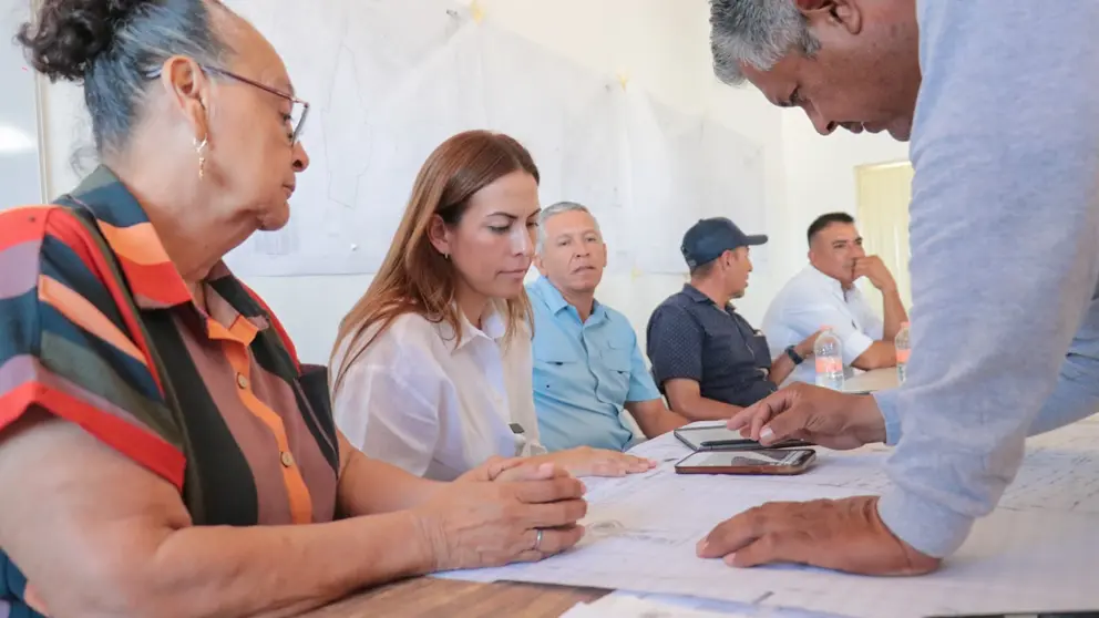 Milena Quiroga sostiene encuentro con ejidatarios de Los Planes.