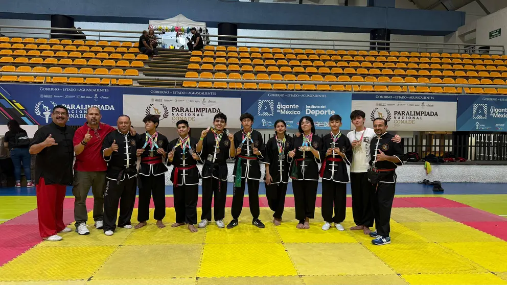 Intergrantes de la delegaci&oacute;n de delegaci&oacute;n sudcaliforniana dxe Drag&oacute;n Negro Wu Shu Kung Fu