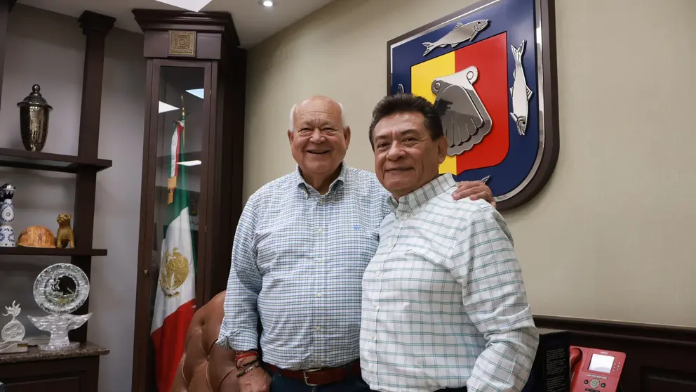 el delegado regional del Instituto en Baja California Sur Jos&eacute; Alberto Cese&ntilde;a Cos&iacute;o y el Gobernador del Estado V&iacute;ctor Castro Cosio.